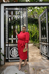 Vestido Lourdes rojo confeccionado en crepe elástico de color rojo, con un gran lazo en la parte de la cintura. Elegante y Juvenil