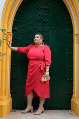 Vestido de talla grande color crepe rojo con sobre falda tipo pareo anudada. Elegante y juvenil