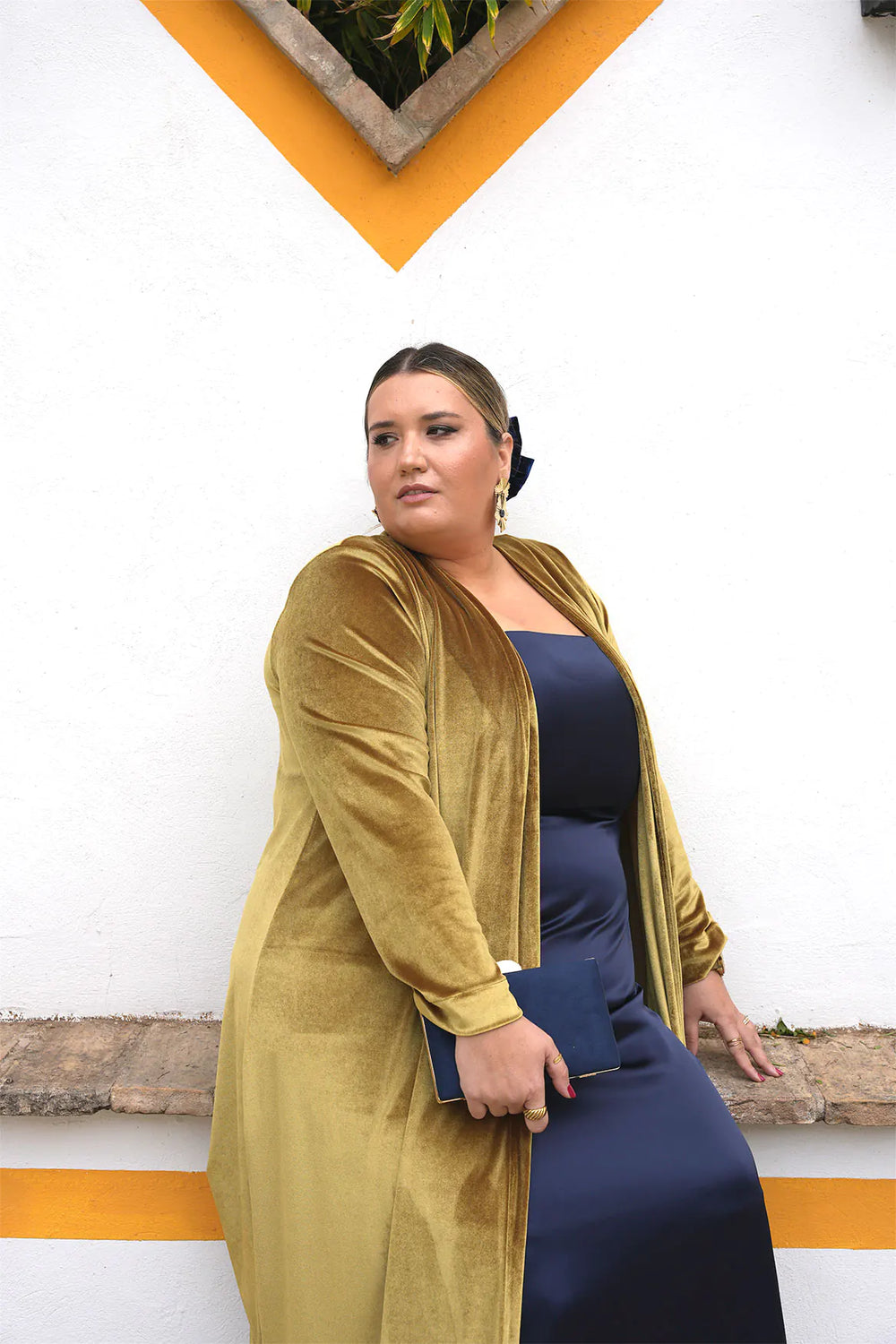 Vestido Mercedes, color azul marino de tallas grandes, escote recto, y hecho con satén elástico