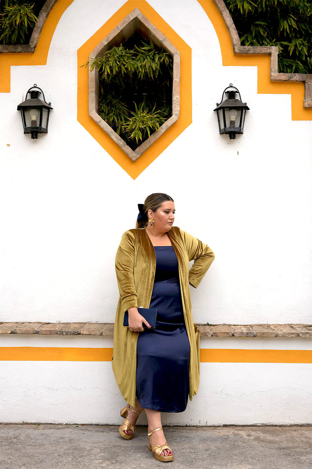 Vestido talla grande mercedes color marino, de corte midi en satén y abertura a un lado para mayor comodidad.