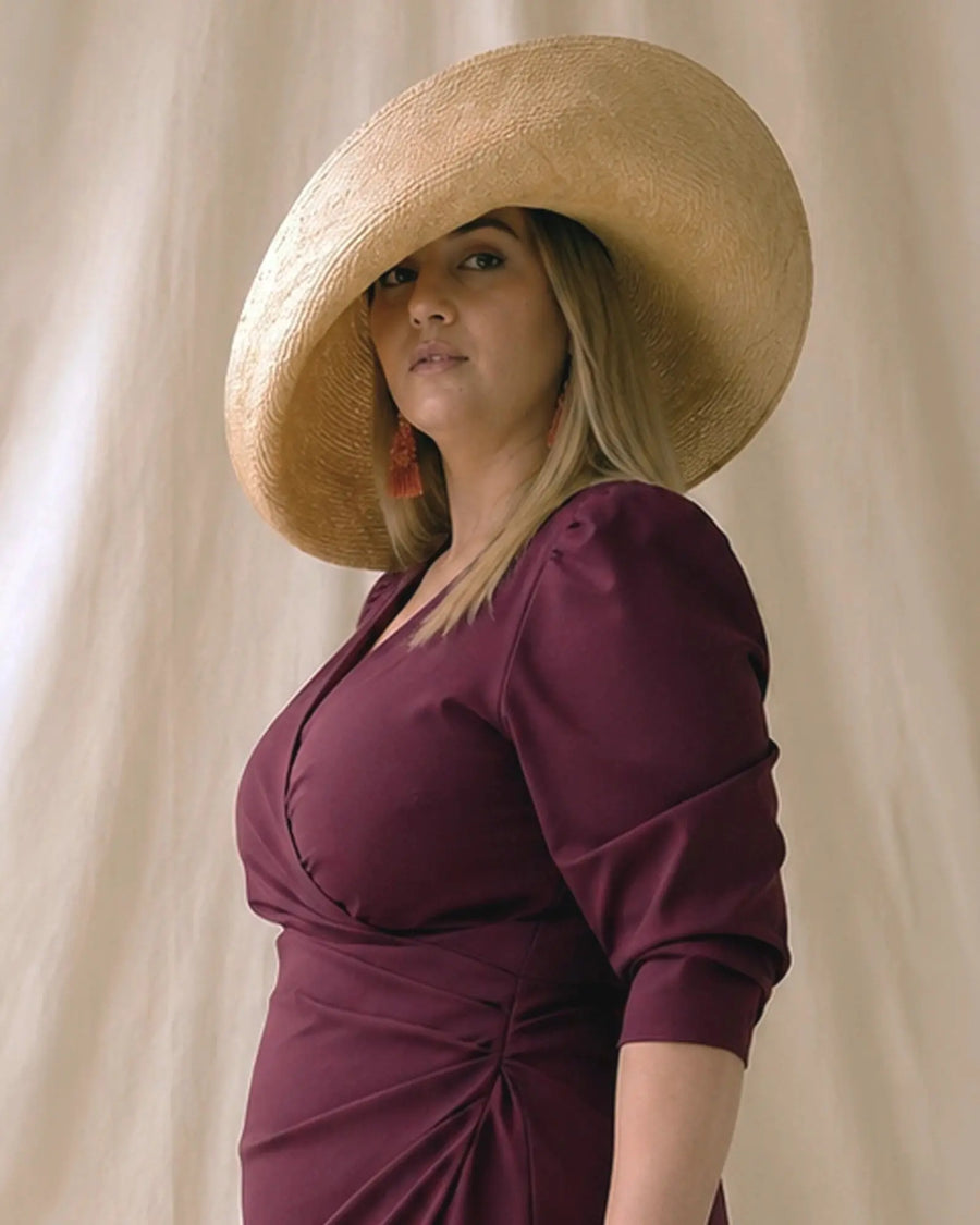 Vestido Fátima color cereza con escote pico y drapeado en la cintura, con pamela de paja natural, talla grande