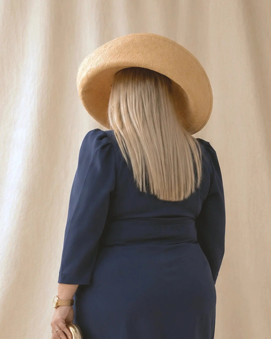 Vestido Fátima azul marino, vista de espalda mostrando las mangas abullonadas, talla grande