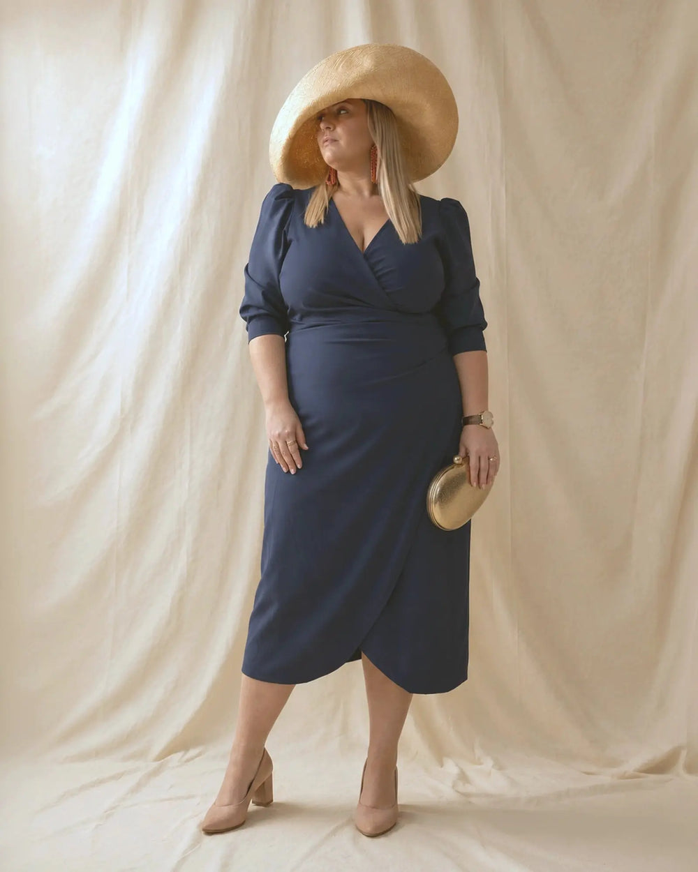 Vestido Fátima azul marino con escote cruzado y manga 3/4, vista frontal, talla grande