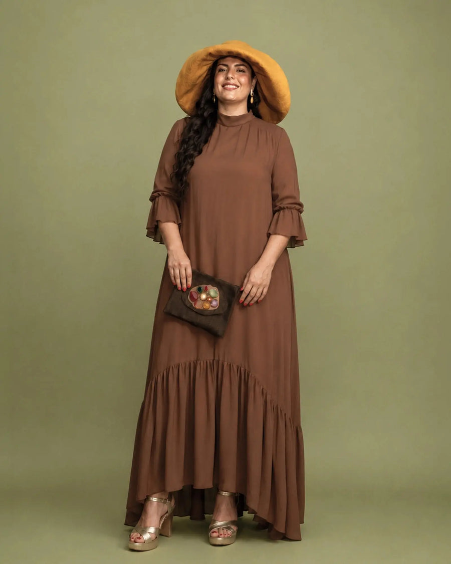 Vestido Marina de gasa color marrón con mangas de volante, vista frontal con pamela mostaza, talla grande