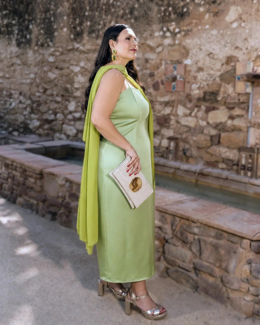 Vestido Mercedes verde pistacho satinado con capa asimétrica, vista de perfil, talla grande