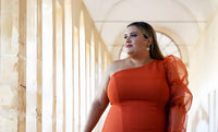 Vestidos de invitada talla grande: estilo sin límites para bodas y eventos