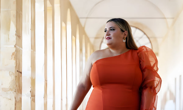 Vestidos de invitada talla grande: estilo sin límites para bodas y eventos