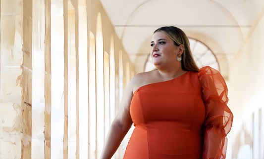 Vestidos de invitada talla grande: estilo sin límites para bodas y eventos