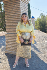 Modelo de talla grande rubia con Camisa de vestir de talla grande de color amarillo con lazos en los puños. 
Camisa elegante de talla grande