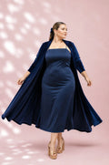 Chaqueta de terciopelo color aceite talla grande sobre vestido azul marino 