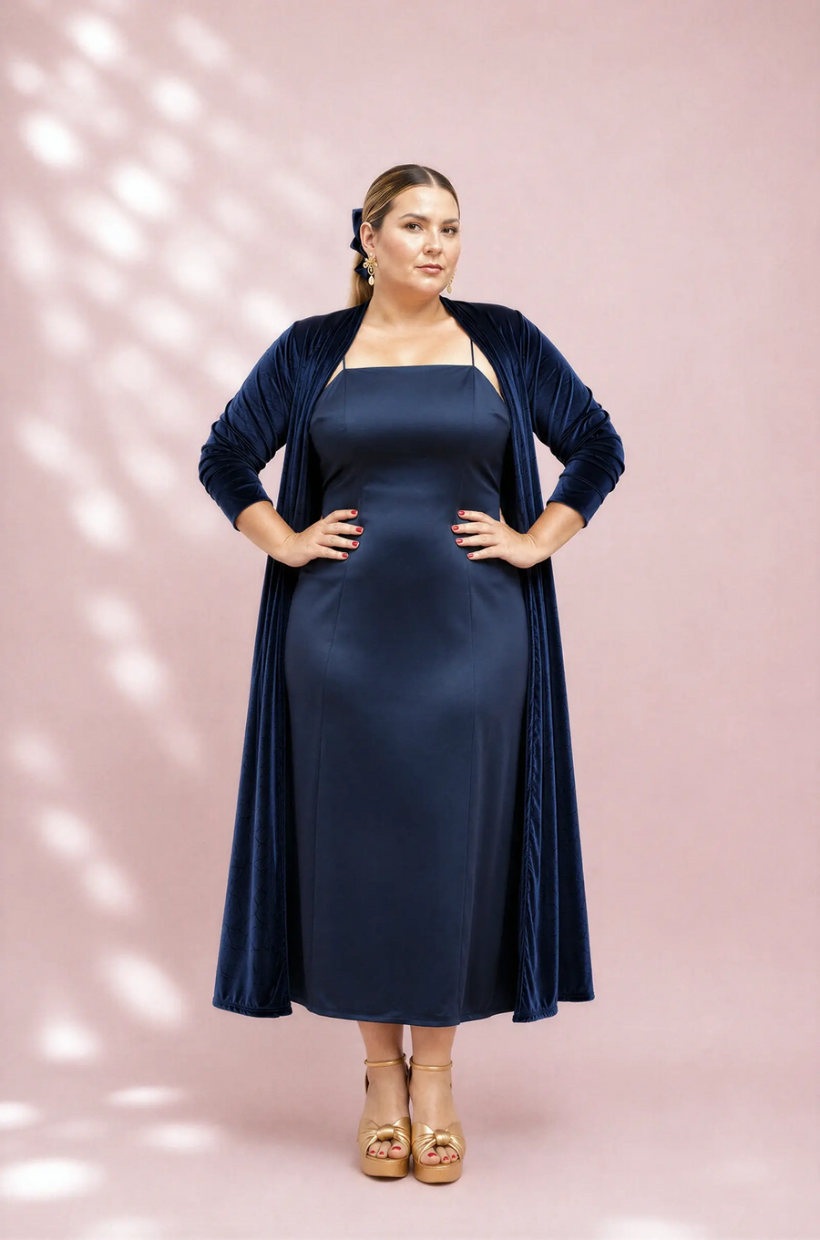Chaqueta de terciopelo aceite para invitada talla grande, look completo