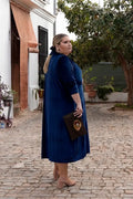 MUJER CON ABRIGO DE TERCIOPELO DE TALLA GRANDE EN COLOR AZUL MARINO 