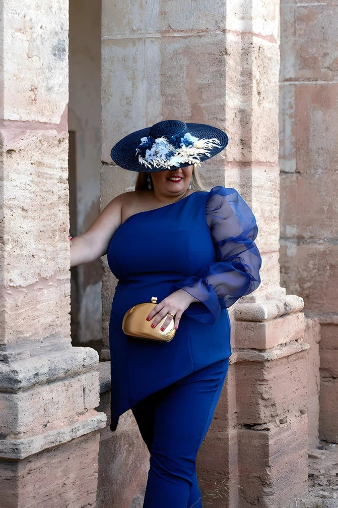 Modelo dos piezas pantalón y top azul marino de talla grande. El top lleva manga de gasa 