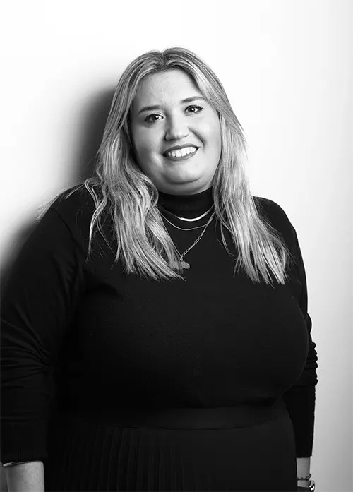 Elia Cánoves la CEO de CORINTIA la marca de vestidos de invitada de talla grande de referencia en España.