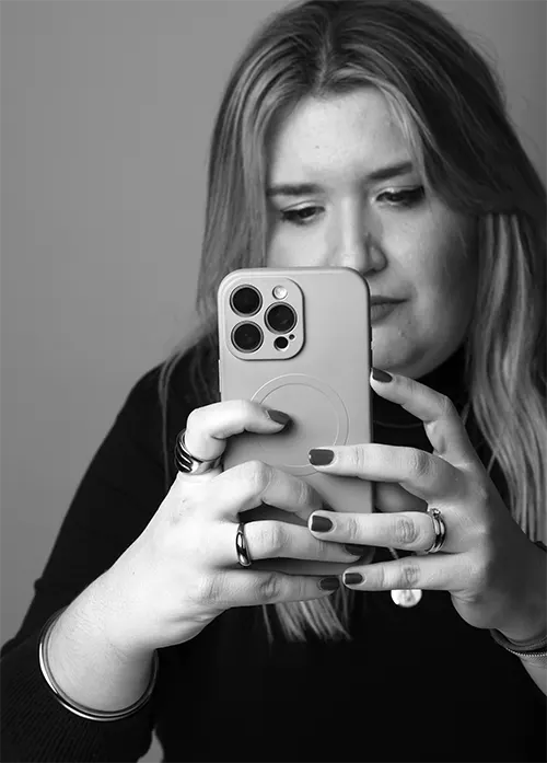 Elia Cánoves fundadora de la marca de vestidos de tallas grandes Corintia contestando a gente en instagram.