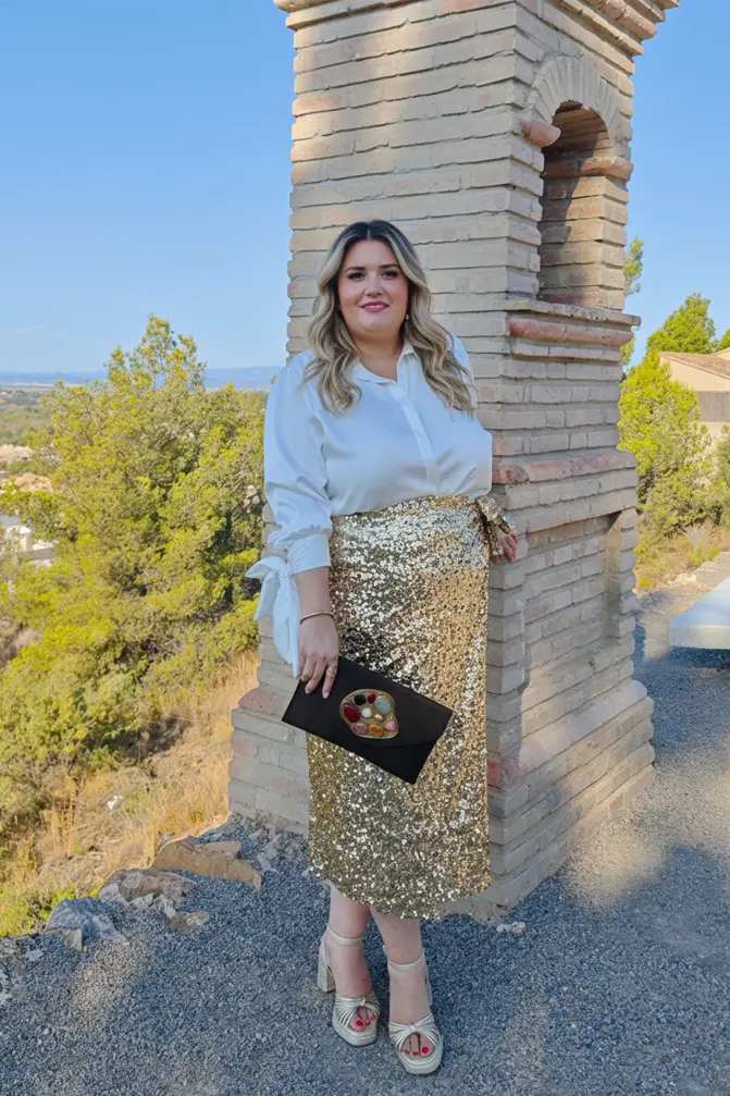 Modelo de talla grande con falda de lentejuelas dorada de talla grande de Corintia. Look muy elegante para talla grande