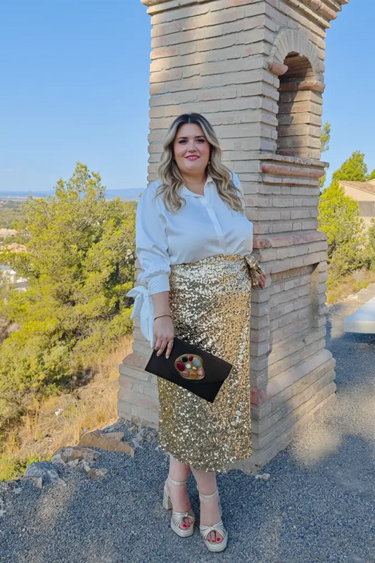 Modelo de talla grande con falda de lentejuelas dorada de talla grande de Corintia. Look muy elegante para talla grande 671