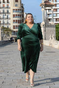 ELIA CANOVES CON VESTIDO DE INVIERNO DE TERCIOPELO VERDE DE CORTE MIDI 