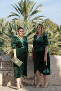 ELIA CANOVES Y CHICA RUBIA CON VESTIDO DE BODA DE INVIERNO EN TERCIOPELO VERDE CON FRUNCIDO EN EL COSTADO
