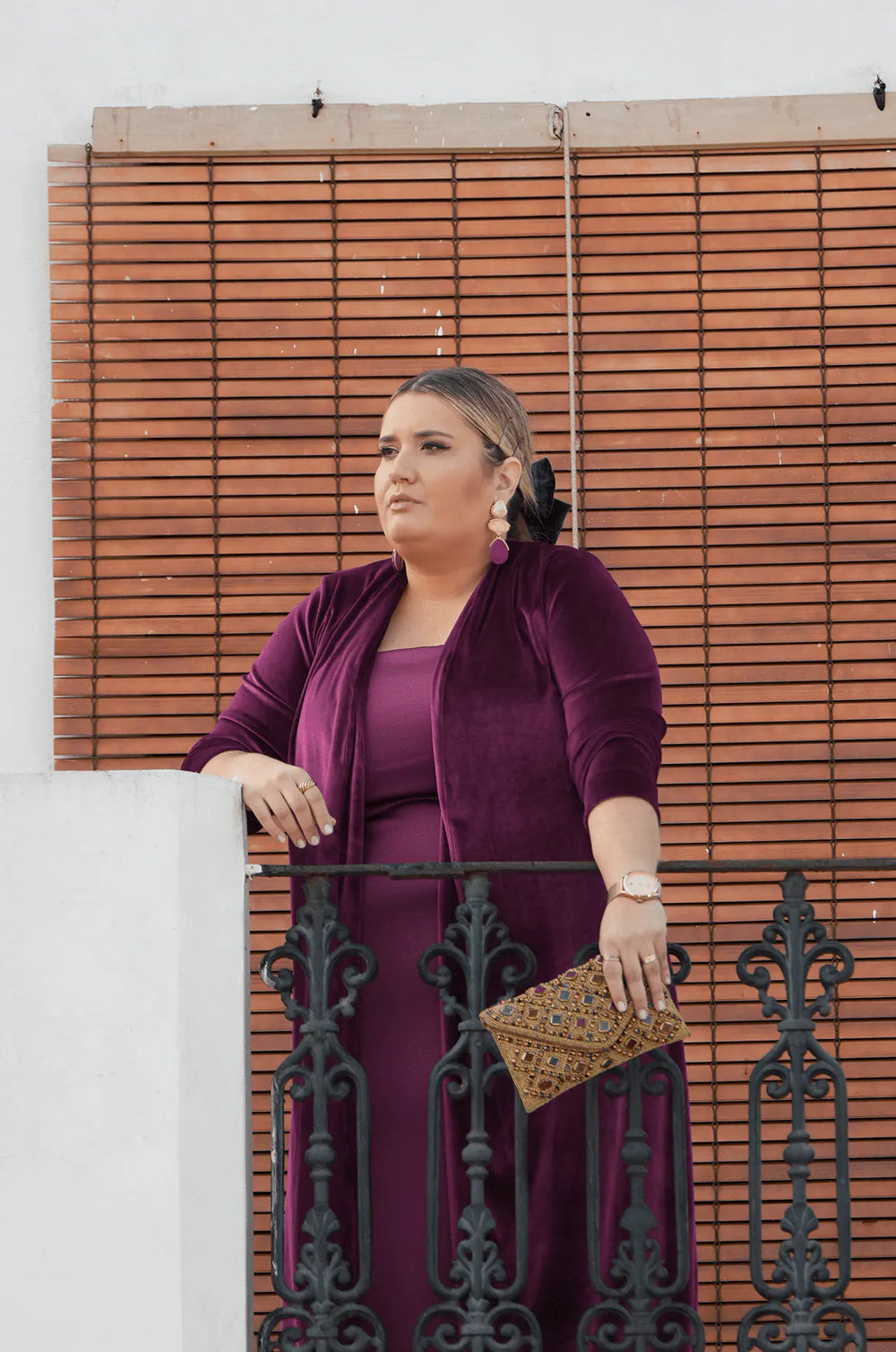 Vestido para talla grande estilo lencero, confeccionado en satén elástico color berenjena. Ideal para eventos de noche