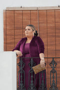 Vestido para talla grande estilo lencero, confeccionado en satén elástico color berenjena. Ideal para eventos de noche