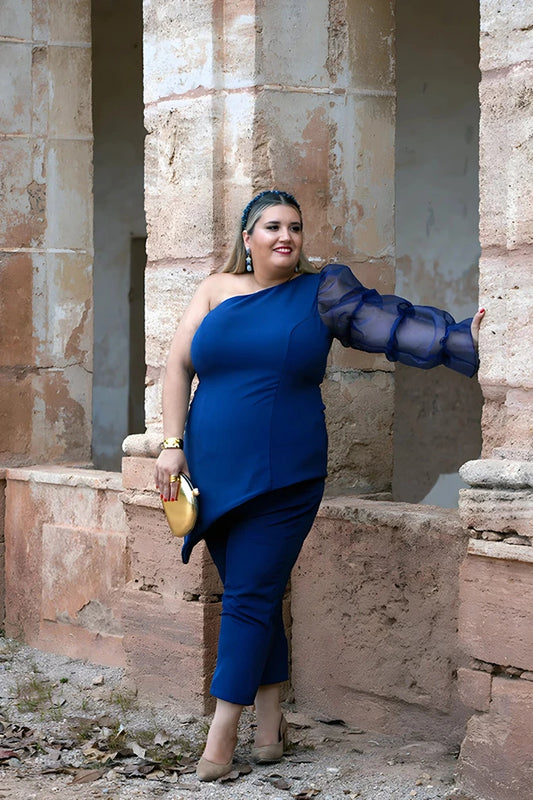 Bonito look de talla grande compuesto de un top asimétrico de crepe azul marino con manga abullonada de organza y pantalón de talla grande azul de corte recto tobilleros. 671