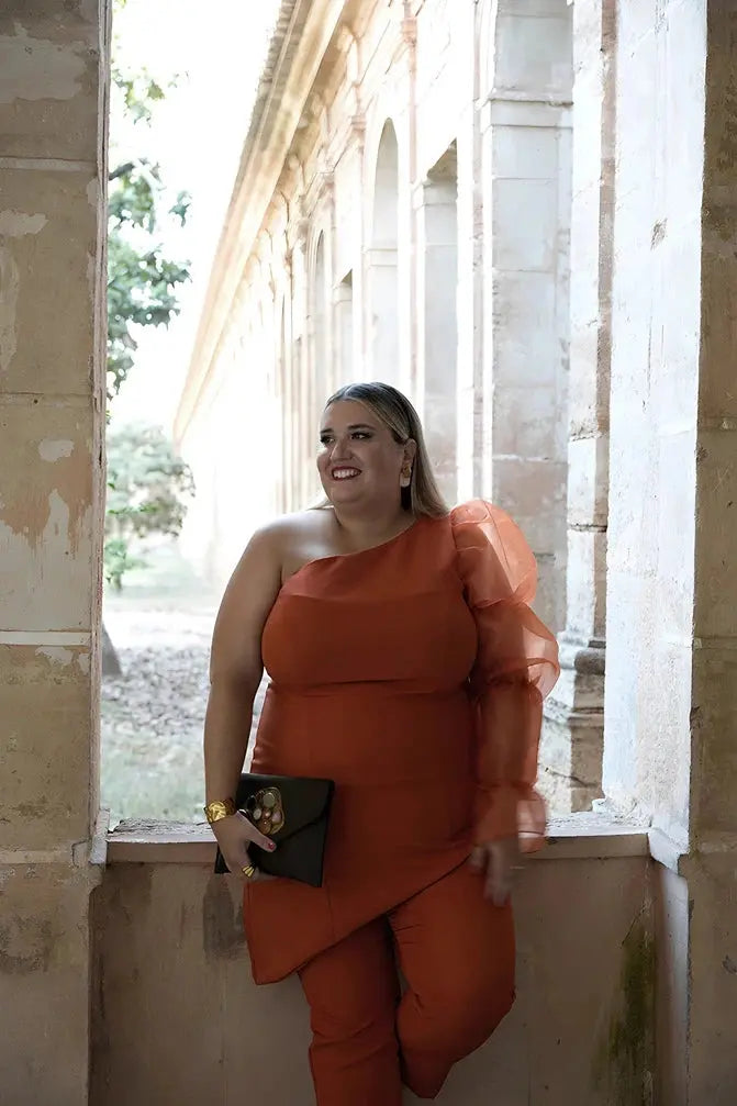 look invitada talla grande con pantalón de mujer en color teja elástico con goma en la cintura