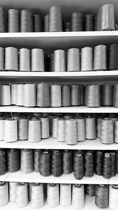 Rollos de hilo en el taller donde confeccionan la ropa de CORINTIA en la Comunidad Valenciana.