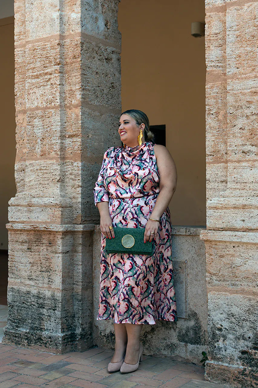 vestido de mujer en talla grande estampado en color rosa y verde en tejido de saten  