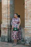 vestido de mujer en talla grande estampado en color rosa y verde en tejido de saten  