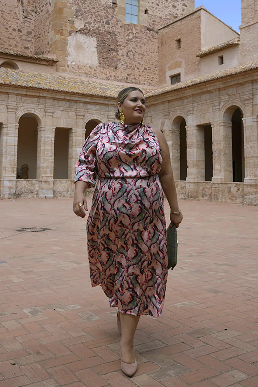 look de invitada talla grande, con vestido con goma en la cintura ora mujer de talla grande 