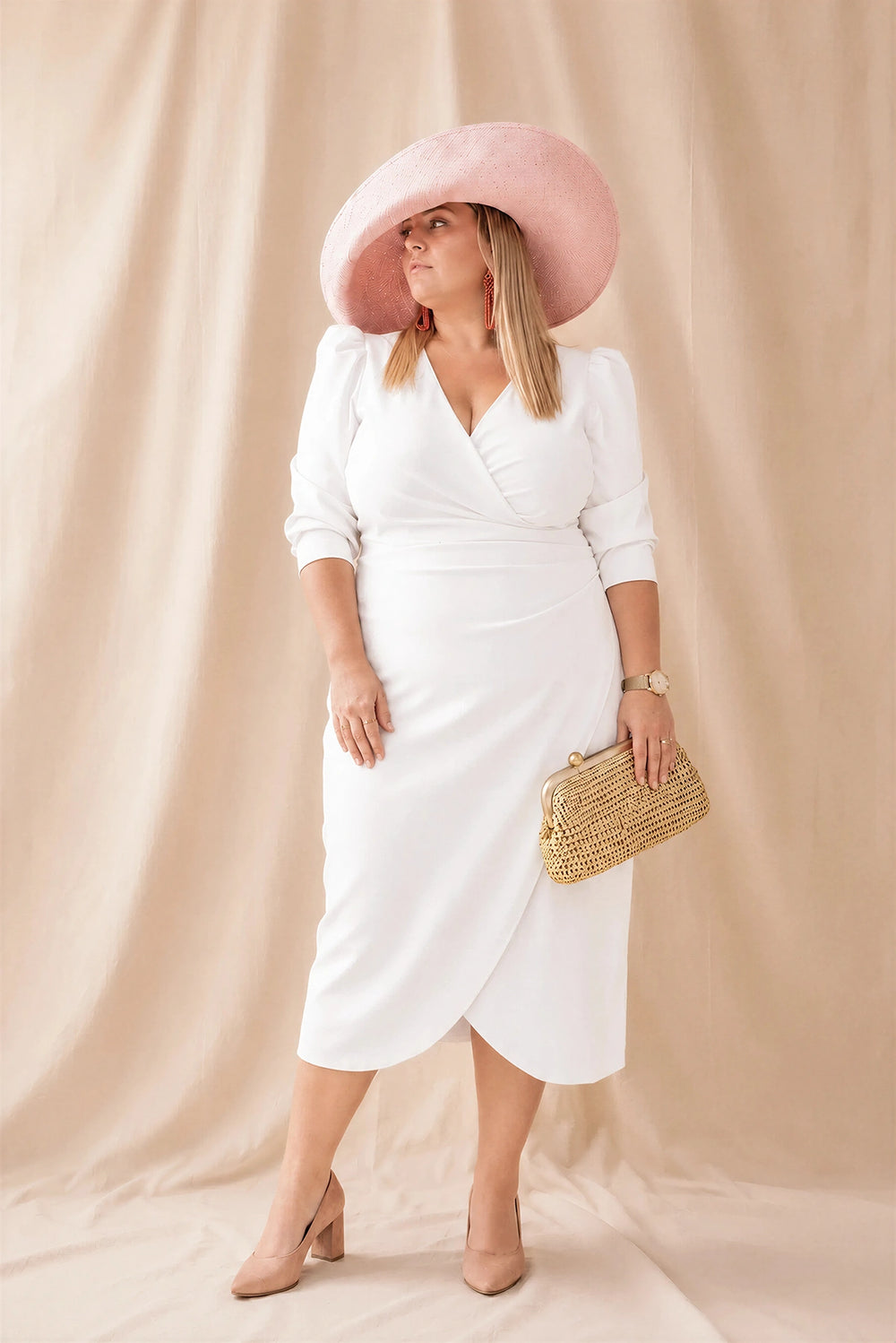 Vestido blanco talla grande de crepe elástico y escote pico. Perfecto para mamá de bautizo talla grande.