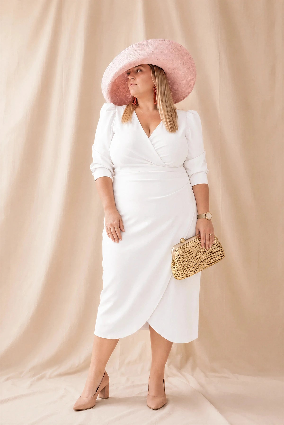 Vestido blanco talla grande de crepe elástico y escote pico. Perfecto para mamá de bautizo talla grande.