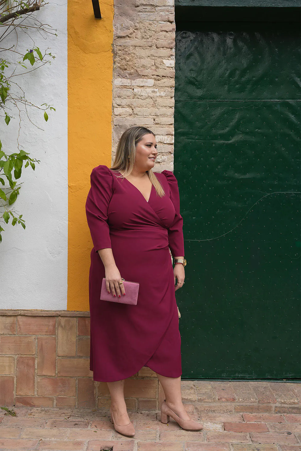 Vestido FATIMA de color cereza para chicas de tallas grandes, elegante de la marca CORINTIA