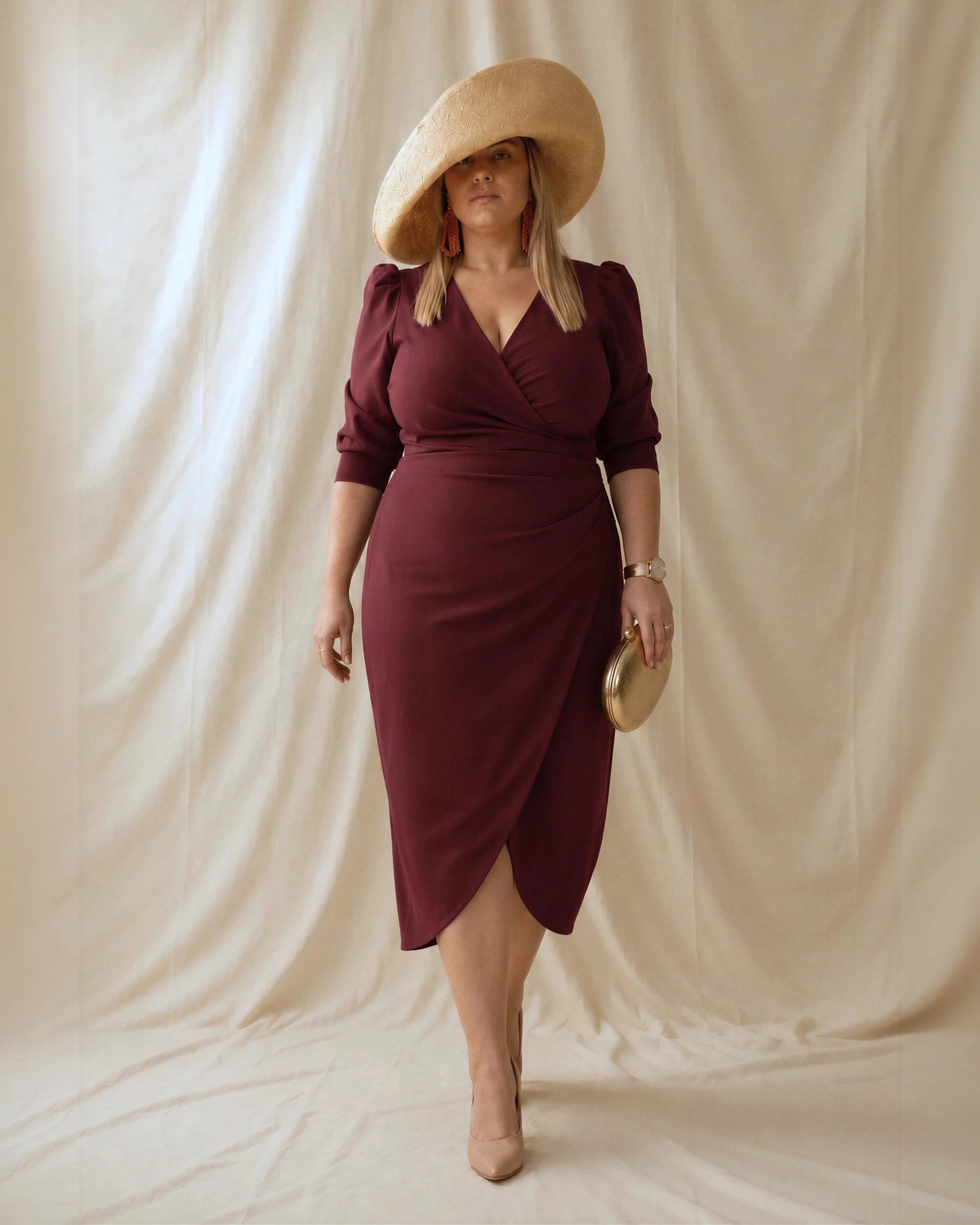 Vestido Fátima cereza de crepe elástico con escote cruzado y mangas abullonadas, look completo con pamela de paja y clutch dorado, talla grande