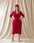 Vestido rojo talla grande con falda tulipán, manos en la cintura