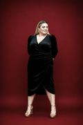 Vestido Irene de terciopelo negro talla grande con escote cruzado