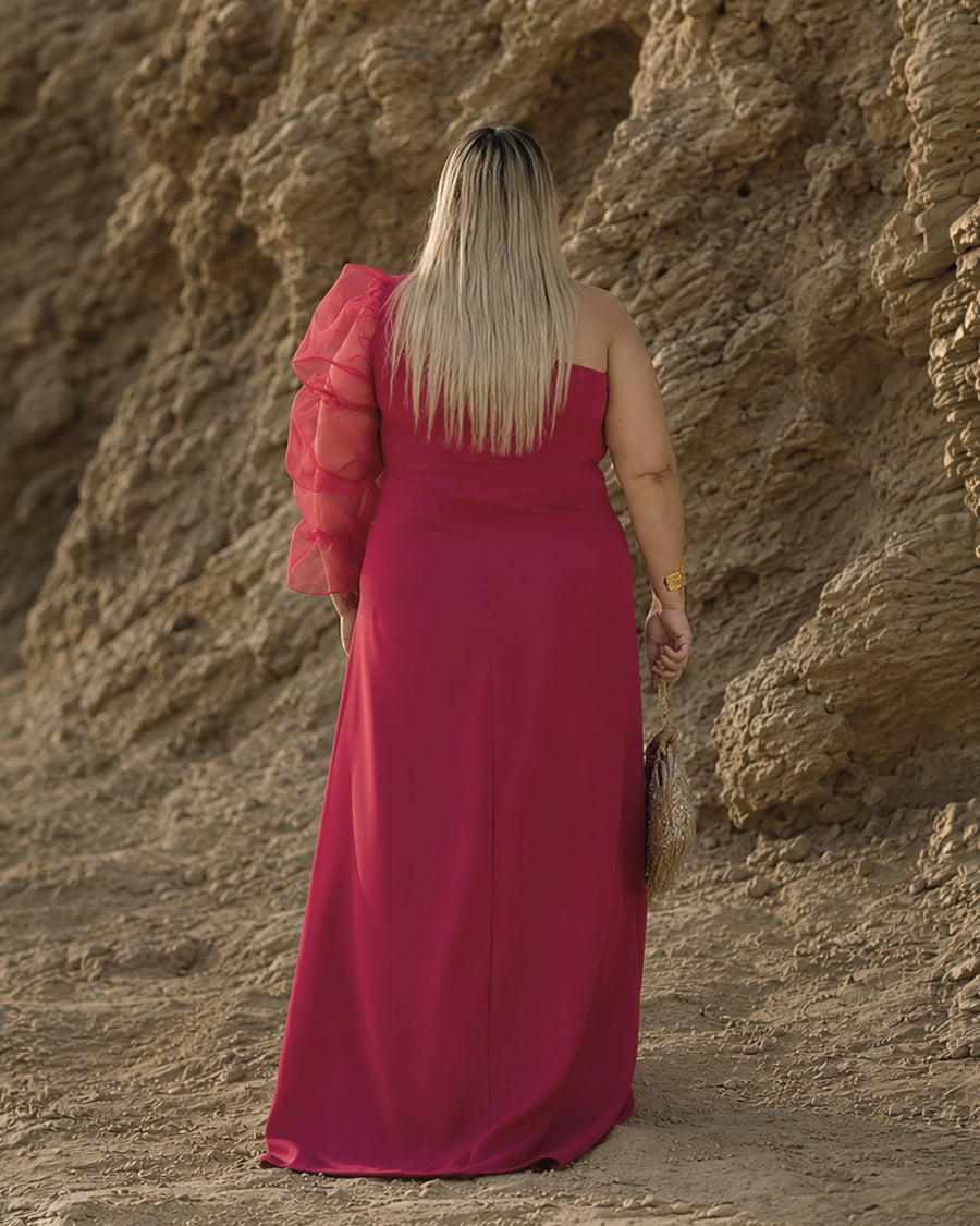 Espalda del vestido largo rojo talla grande Jacinta, un hombro y manga de tul