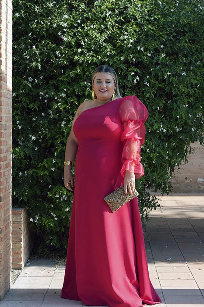 Mujer talla grande rubia con vestido talla grande largo rojo de fiesta con manga abullonada