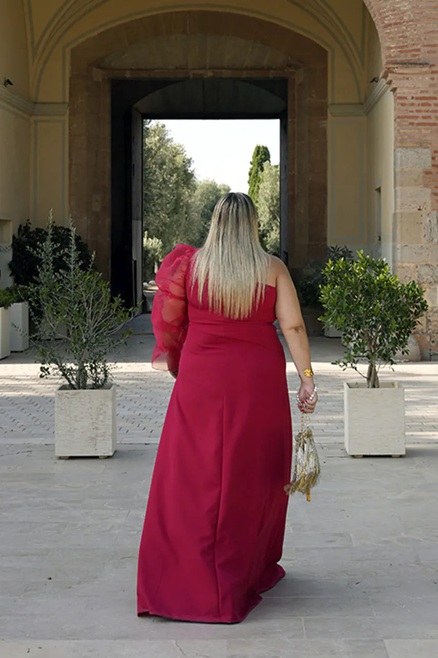 Vestido largo invitada rojo talla grande por detrás.  Modelo tallas grandes.