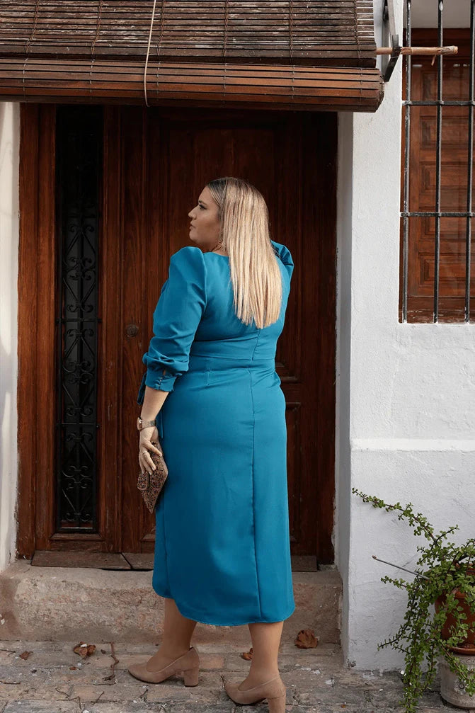 Uno de nuestros vestidos de invitada boda tallas grandes color crepe elástico azul petróleo con manga larga y terminación en puño ancho. Elegante y juvenil