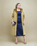 Chaqueta larga Candela de terciopelo color aceite abierta sobre vestido azul marino, vista frontal, talla grande 