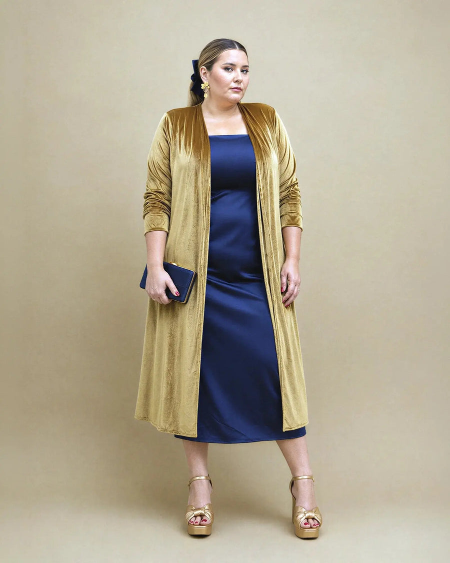 Chaqueta larga Candela de terciopelo color aceite abierta sobre vestido azul marino, vista frontal, talla grande 