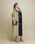 Chaqueta larga Candela de terciopelo color aceite sobre vestido azul marino, vista de perfil, talla grande