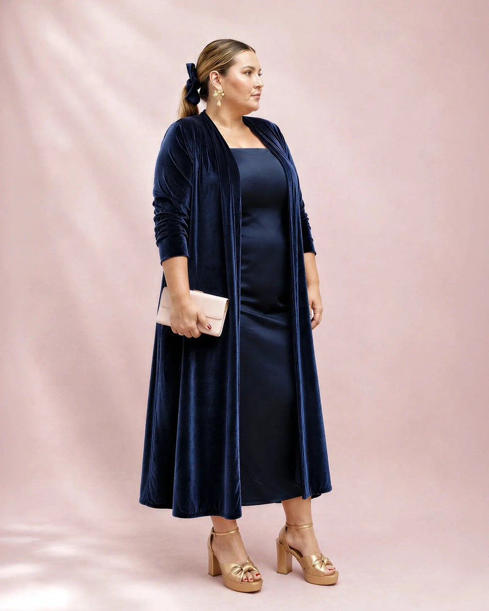 Chaqueta larga Candela de terciopelo azul marino a juego con vestido satinado, vista de perfil, talla grande