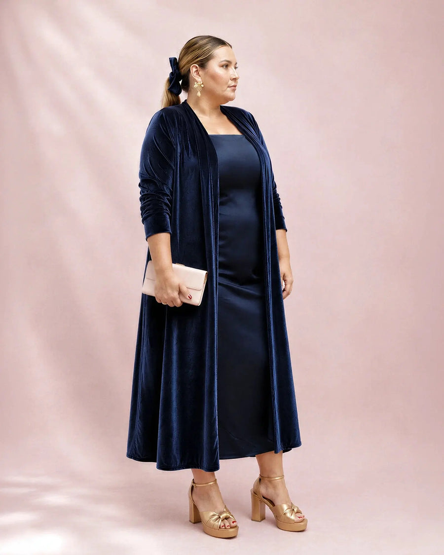 Chaqueta larga Candela de terciopelo azul marino a juego con vestido satinado, vista de perfil, talla grande