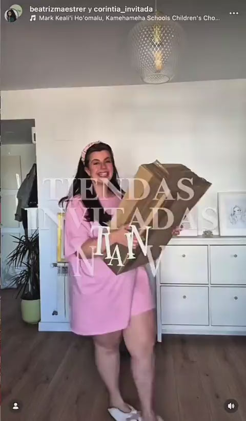 beatrizmaestrer enseñando los vestidos  de talla grande de corintia