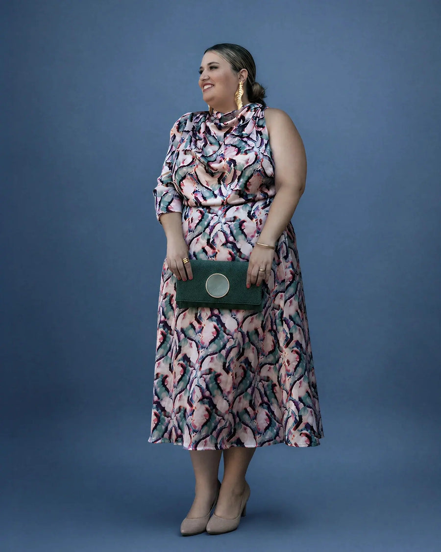 Vestido Adela midi estampado combinado con clutch verde, vista de tres cuartos, talla grande