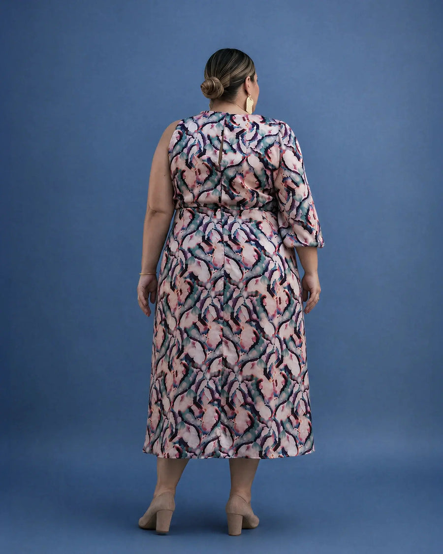 Vestido Adela midi estampado en tonos rosa y verde, manga francesa asimétrica, vista de espalda, talla grande
