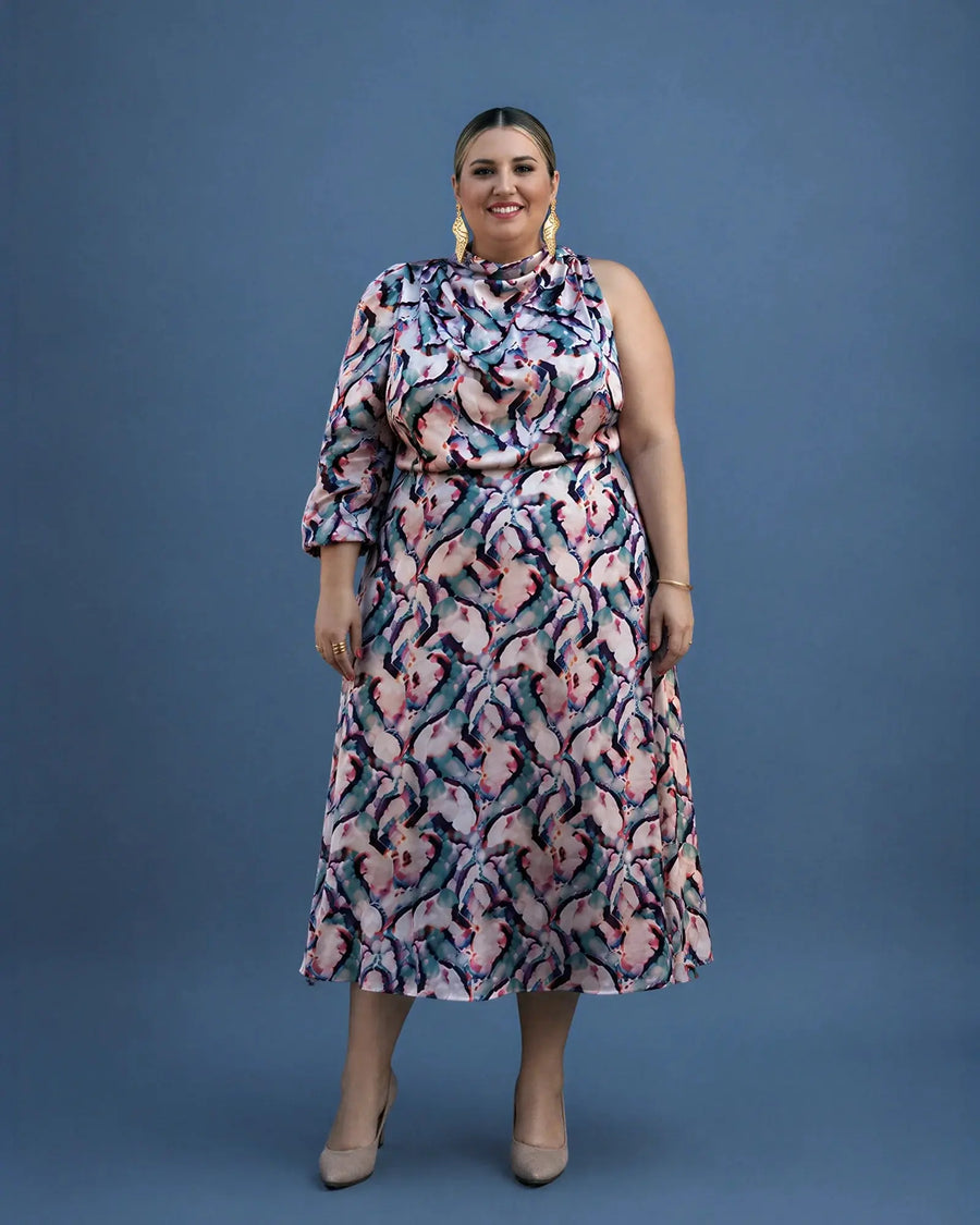 Vestido Adela midi estampado en tonos rosa y verde, cuello alto drapeado, vista frontal, talla grande